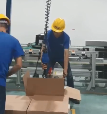 貴重零部件如何安全高效裝進(jìn)紙箱中？可以試試智能提升機(jī)