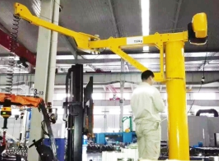 和懸臂吊相比，智能折臂吊更適合高精尖設備吊運工作